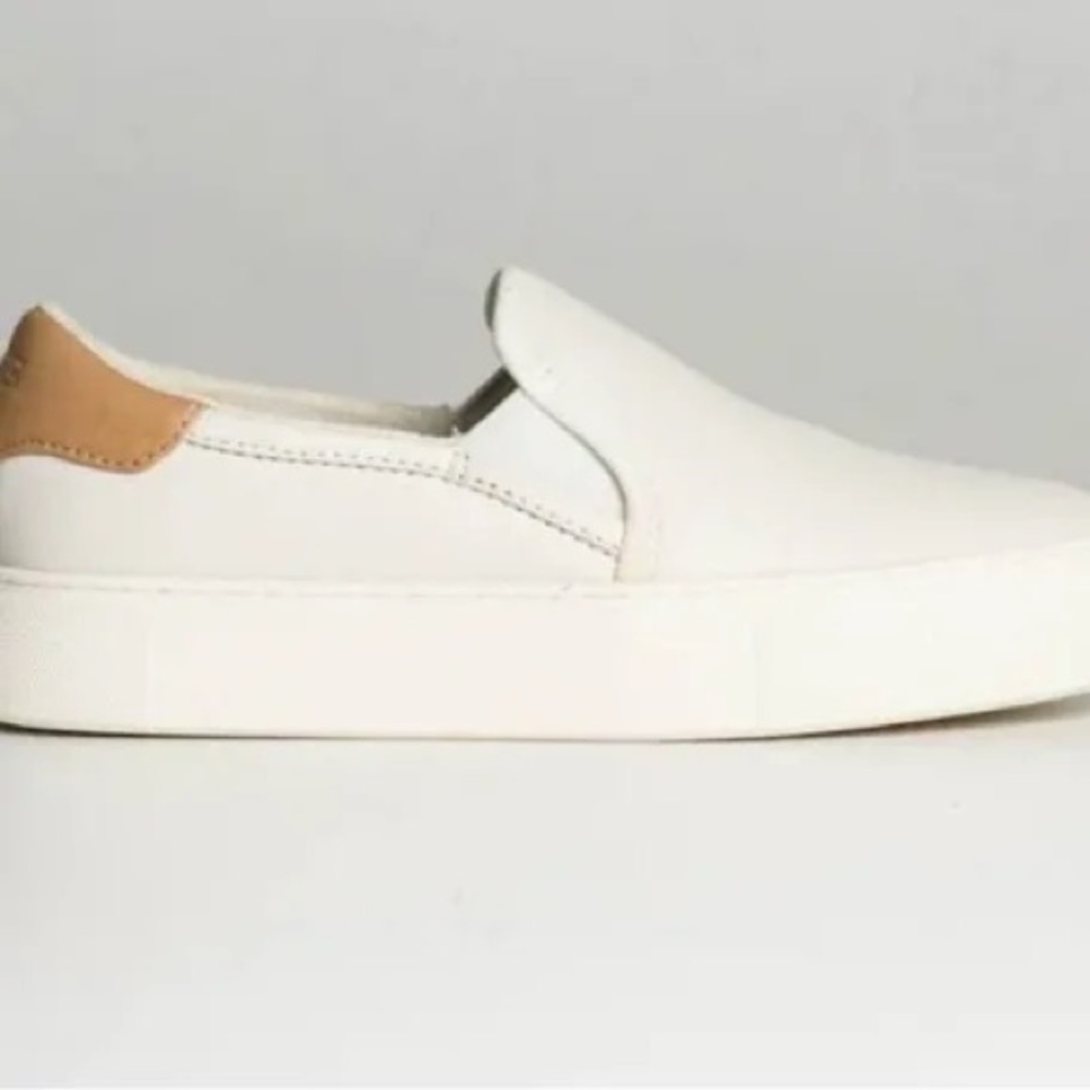 UGG Women's Slip-On Cas White Leather Sneakers size 9 great condition - Picture 2 of 11